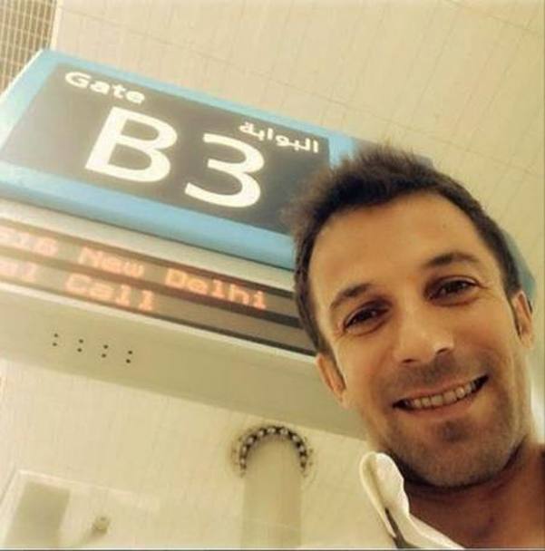 Un selfie all&#39;aeroporto di Dubai, dove ha fatto scalo prima di imbarcarsi definitivamente per Nuova Delhi (da Instagram)